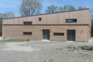menuiserie-alu-gris-maison à ossature bois-architecte Monique ANDRIEUX à Bort les Orgues