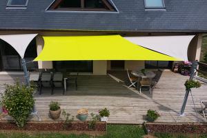 menuiserie-cassin-voile-ombrage-poteau-anis-taupe-exterieur-terrasse